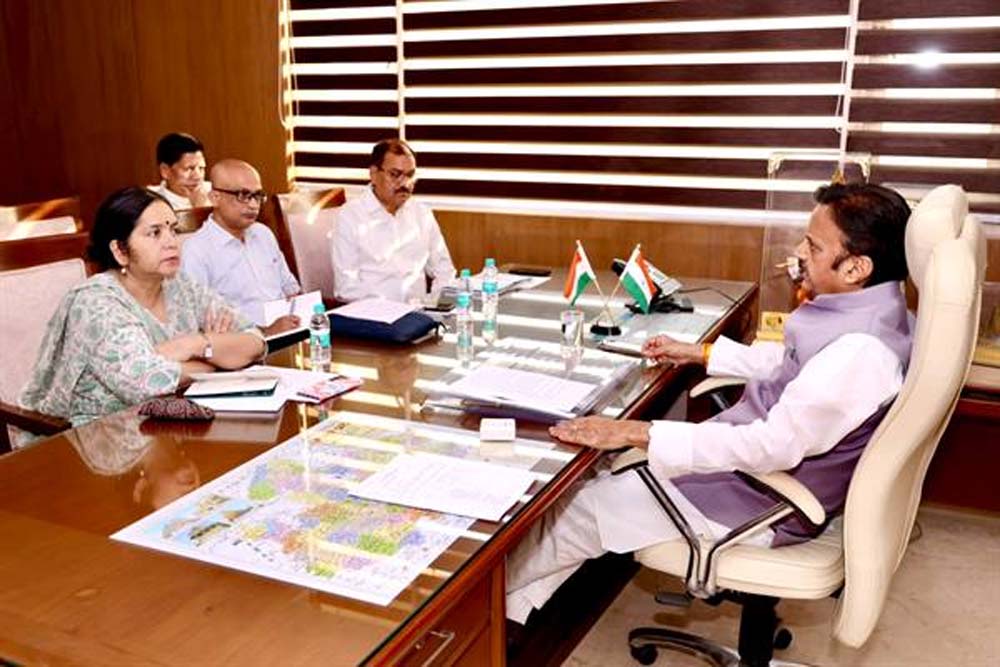 स्वास्थ्य सुविधाओं और विकास कार्यों पर सख्त हुए उप मुख्यमंत्री शुक्ल