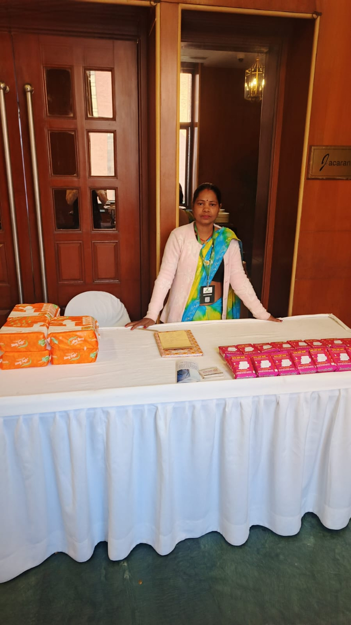 स्वरोजगार के साथ सामाजिक सरोकार, स्वच्छता के प्रति झांसी की सुमन कर रहीं जागरूक