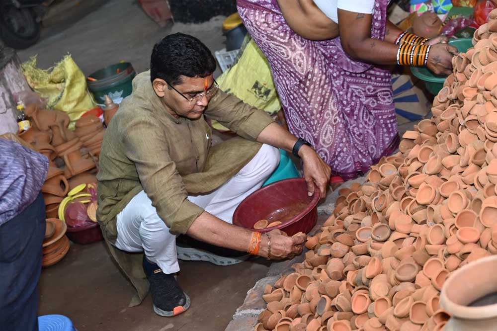 ‘वोकल फॉर लोकल’ का दिया संदेश, पंडरी बाजार में स्थानीय विक्रेताओं से खरीदे मिट्टी के दीये