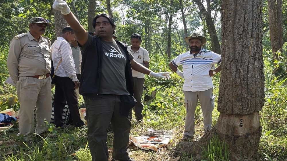 उदंती में 3500 पेड़ों पर संकट, उन्हें बचाने बेंगलुरु से आए ट्री डॉक्टर ने लगाया मरहम