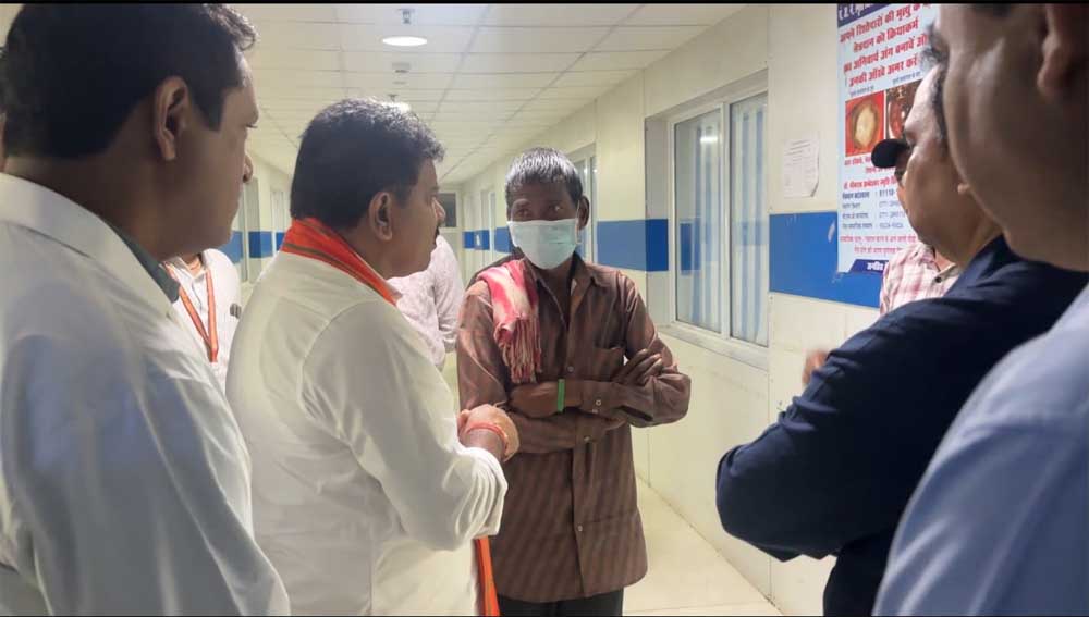 मरकाटोला घाट सड़क हादसे के घायलों और परिजनों से की मुलाकात, बेहतर उपचार के दिए निर्देश