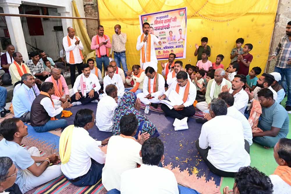 उपमुख्यमंत्री विजय शर्मा ने ग्राम लोहझरी में ग्रामीणों के बीच बैठकर किया सीधा संवाद