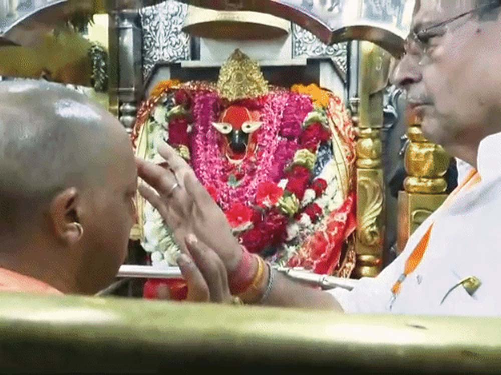 विंध्याचल में गंगा नदी किनारे निर्माणाधीन घाटों का किया निरीक्षण