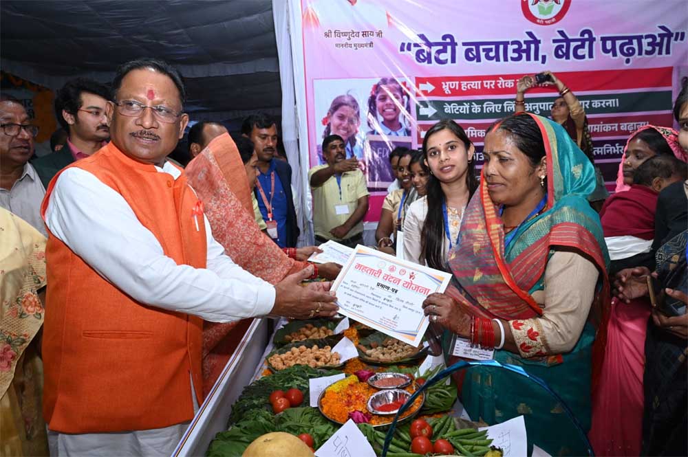 छत्तीसगढ़ सरकार की आर्थिक सहायता से घरेलू खर्च के साथ बेटियों की पढ़ाई और भविष्य के लिए बचत कर रही महिलाएं