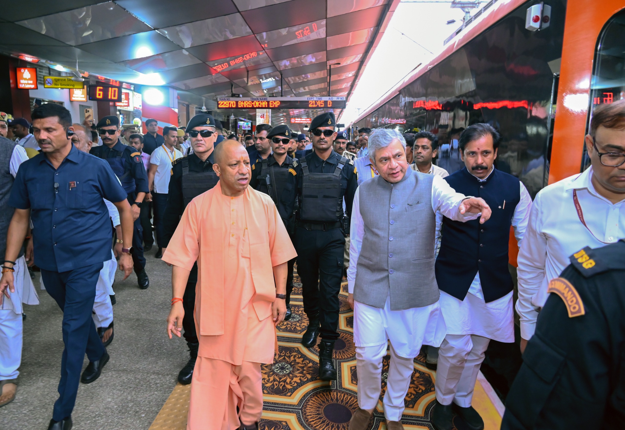 मुख्यमंत्री योगी आदित्यनाथ व रेल मंत्री अश्विनी वैष्णव ने वाराणसी-नई दिल्ली वंदे भारत स्लीपर समेत तीन ट्रेनों को दिखाई हरी झंडी