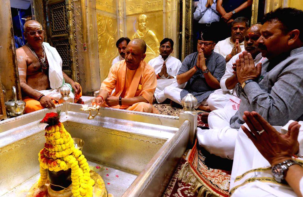 मुख्यमंत्री योगी आदित्यनाथ ने बाबा काल भैरव और श्री काशी विश्वनाथ के दरबार में नवाया शीश